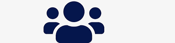 Drei stilisierte, dunkelblaue Personen-Symbole sind nebeneinander dargestellt.
