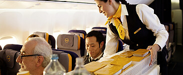 [Translate to English:] Catering im Flugzeug