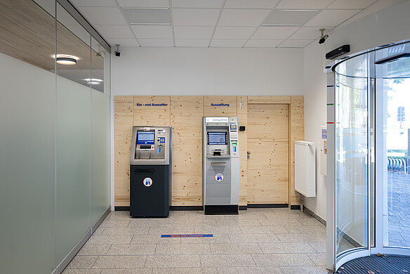 Eingangsbereich einer Sparda-Bank mit zwei Geldautomaten
