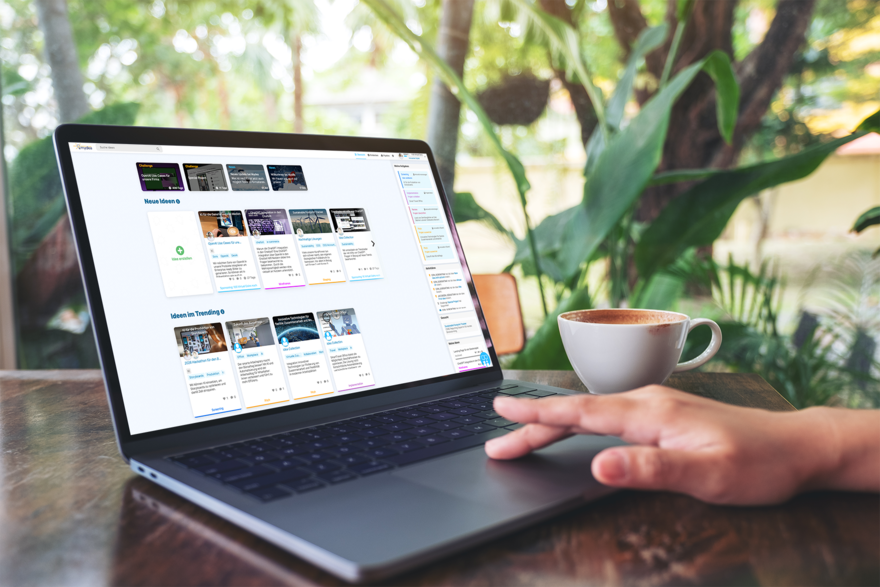 Auf dem Bildschirm eines aufgeklappten Laptops ist die Nutzeroberfläche von Mydea zu sehen.