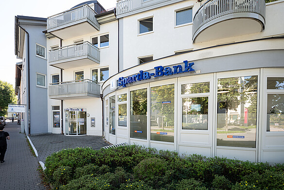 Filiale einer Sparda-Bank von außen mit Glasfront