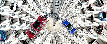 Blick von oben in Autotuerme innen