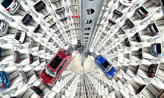 Blick von oben in Autotuerme innen