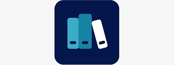 Drei stilisierte Ordner, zwei in verschiedenen Blautönen stehend nebeneinander und einer weiß gelehnt, auf dunkelblauem quadratischem Hintergrund.