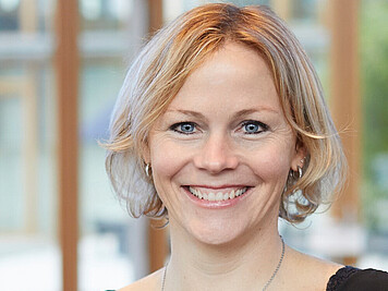 Wibke Borgstede LHIND Freundlich lächelnde Frau mit mitellangen blonden Haaren und blauen Augen